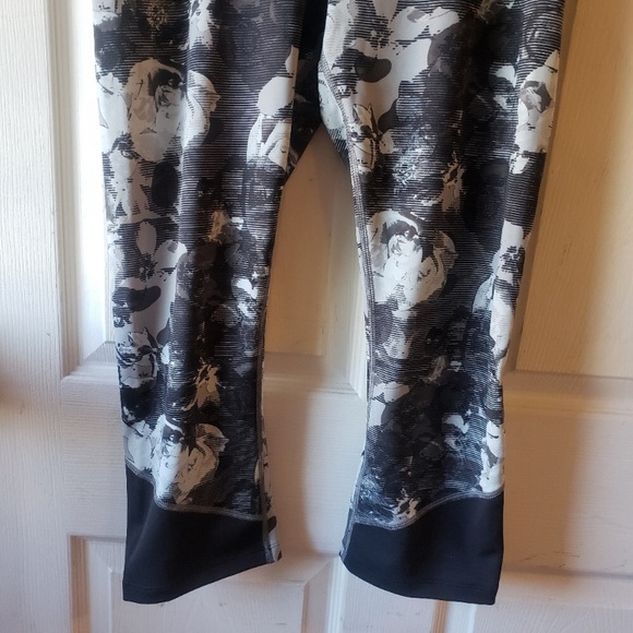The North Face FLASHDRY Black Gray Floral Crop Leggings Sz L - Picture 7 of 9